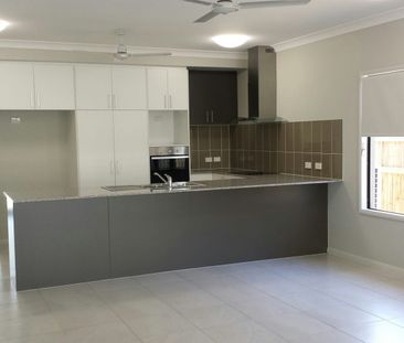 MODERN SPACIOUS 3 BEDROOM HOUSE - AVAILABLE!! - Photo 2