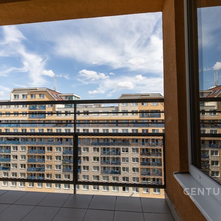 Pronájem bytu 1+kk a garsoniéry 37 m² - Fotografie 1