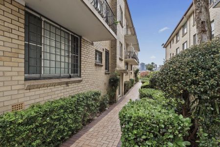 RENOVATED APARTMENT IN CONVENIENT POSITION - Photo 5