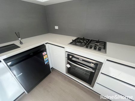 Brand New 2 bedroom plus study Townhouse in central location close to everything... - Photo 5