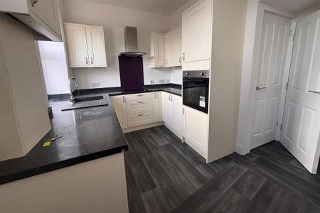 4 bedroom terraced house to rent - Photo 5