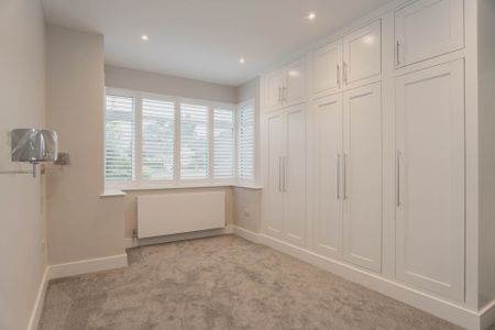 West Mead, Epsom - Photo 2