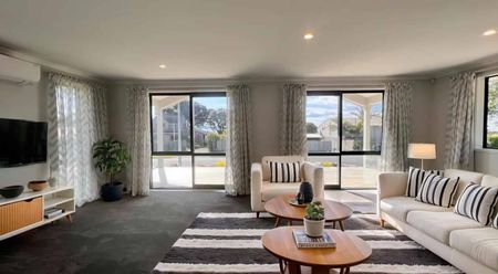 Sea Views & Spacious Living - Photo 2