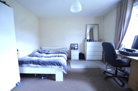 4 bedroom Property to rent - Photo 5