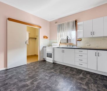 Charming 3-Bedroom Home with Spacious Yard in Elizabeth Downs - Photo 6