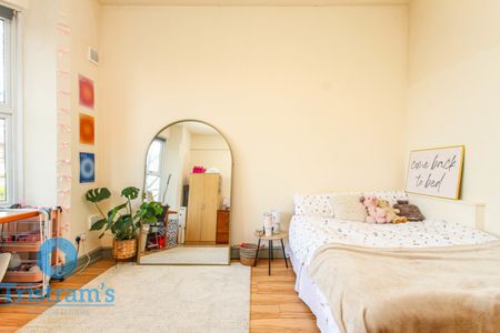 References Pending - 3 bed Apartment - Photo 3