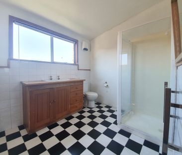 2 Bedroom Upper Unit in Onehunga - Photo 3