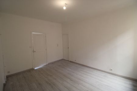 HYERES - HYPER-CENTRE - T3 traversant de 69.28 m² - Photo 5