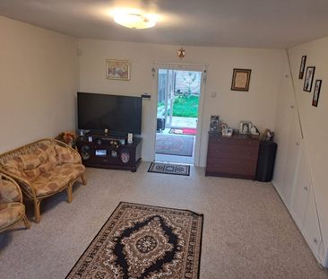 3 Bed Terraced House, Turnpike Link, CR0 - Photo 2