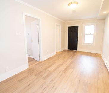 Charming 2 Bedroom House in Welland!! - Photo 1