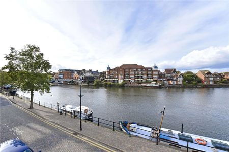 An executive apartment of the highest standard in a recently completed riverside development with two underground parking spaces. - Photo 2