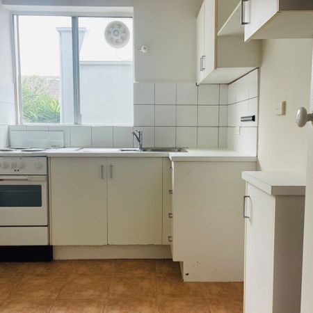 LIGHT, BREEZY AND SECURE APARTMENT - Photo 3