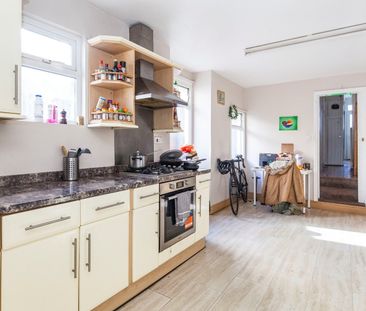 House Share to rent - Hambro Road, London, SW16 - Photo 6
