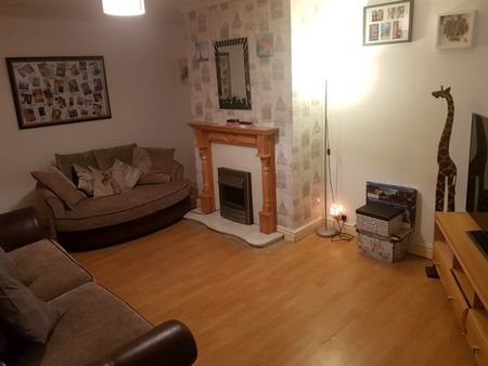 1 Bed Terraced House, Arley Terrace, LS12 - Photo 2