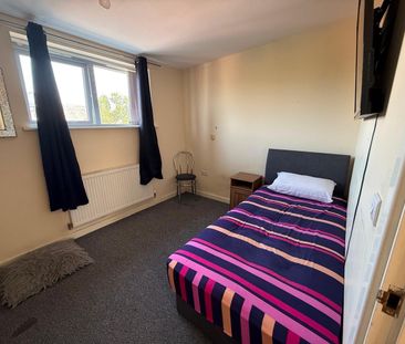 Room in a Shared House, Patey St, M12 - Photo 2