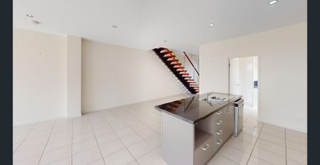 MODERN THREE-BEDROOM TOWNHOUSE - PRIME PALM BEACH LOCATION! - Photo 2