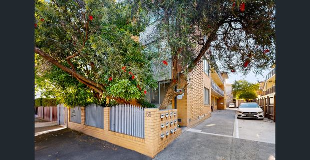 Bright, Refurbished Top-Floor Apartment Moments from the Beach - Photo 1