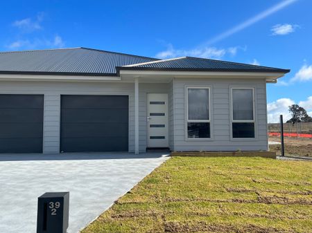 Duplex in Popular Teneriffe Estate - Photo 2
