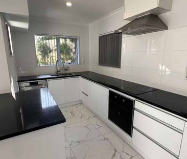 Cozy home in Manurewa - Photo 4