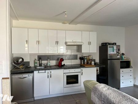 Cette jolie maison lumineuse et mitoyenne de 76m² comprenant beau séjour, cuisine aménagée ouve... - Photo 3