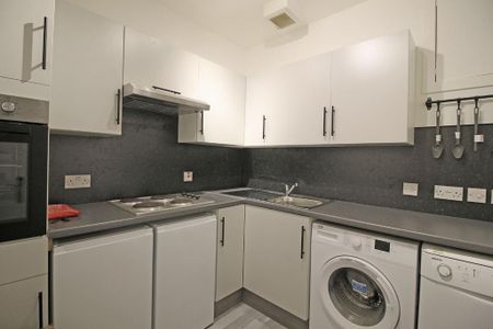 3 bedroom flat to rent - Photo 3