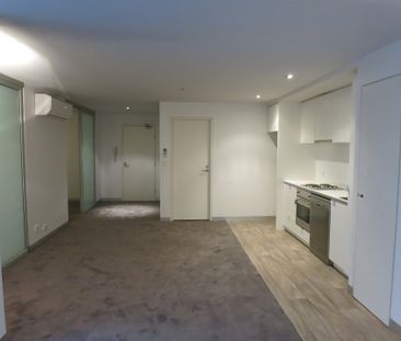 Stylish and Secure Apartment in the Heart of the Bay Street Precinct - Photo 4