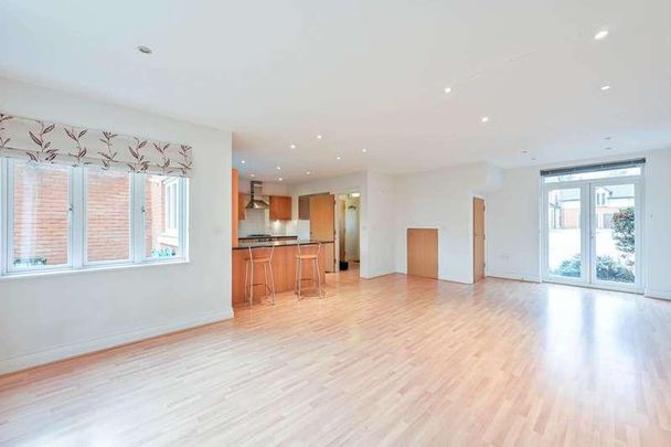 Princess Mary Close, Guildford, GU2 - Photo 1