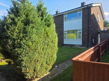 3 bedroom semi-detached house to rent - Photo 2