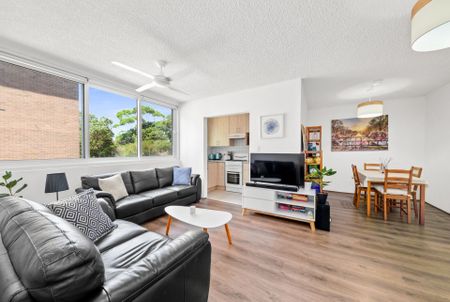 Spacious One Bedroom Apartment In A Great Location - Photo 2