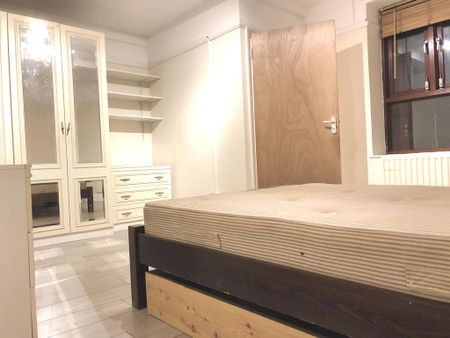 3 bedroom flat to rent - Photo 4