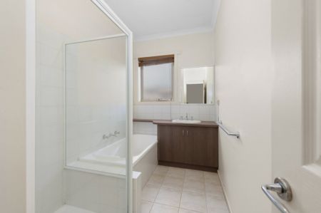 Great 3 Bedroom, 2 Bathroom Unit - Photo 3