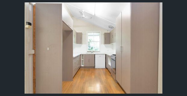 Charming Queenslander Just Minutes from the CBD! - Photo 1