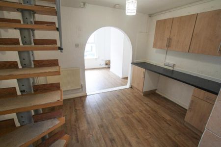 2 bedroom semi-detached house to rent - Photo 5