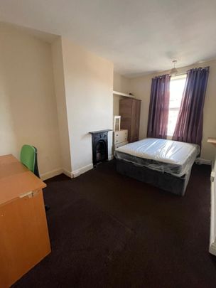 Room in a Shared House, Beckett Park, LS6 - Photo 1