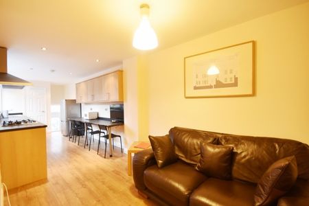 3 Bed - Warwick Street, Heaton - Photo 2