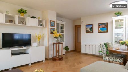 Double bed in Room in a shared 4-bedroom apartment for rent in Abrantes, only for females - Photo 2