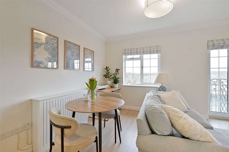 Beautifully presented one bedroom apartment in a gated Windsor development with parking. - Photo 2
