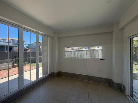 Beautiful and Spacious Property - Photo 3