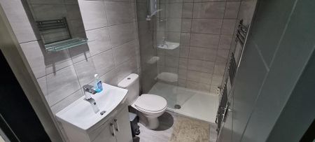 1 bedroom in a house share to rent - Photo 4