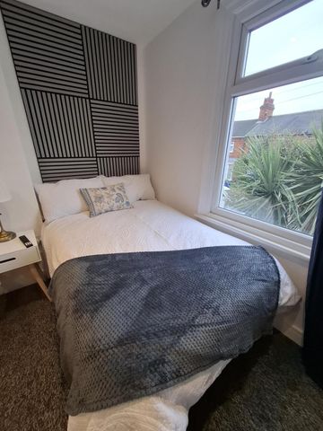 Room to let in newly refurbished HMO – Heneage Road - Photo 2