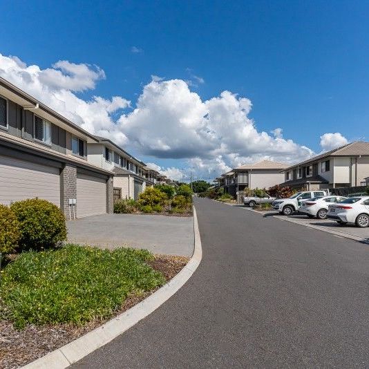 3 Bedroom in a Quiet Complex - close to all amenitiese - Photo 1