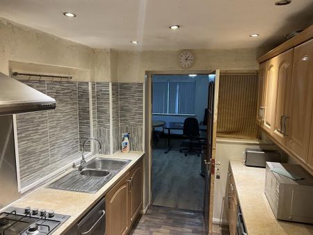 1 bedroom in a house share to rent - Photo 3