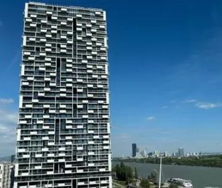 Stilvoll möblierte 2-Zimmer-Wohnung mit Loggia im Marina Tower - Photo 3