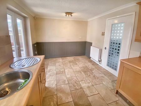 2 bedroom semi-detached house to rent - Photo 5