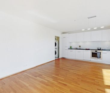 Behind the train station – right at the front! - Photo 2