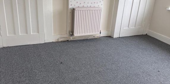 4 bedroom semi-detached house to rent - Photo 2