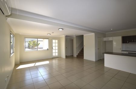 :: MODERN THREE BEDROOM TOWNHOUSE PLUS A POOL! - Photo 4