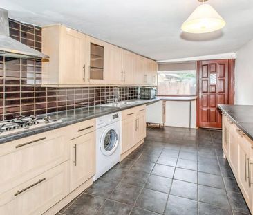 Staines Road, Wraysbury, Staines-upon-Thames, Berkshire, TW19 5AJ - Photo 3