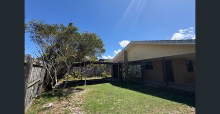 Two bedroom duplex, minutes from Lennox Beach - Photo 5