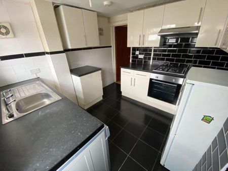 3 bedroom end of terrace house to rent - Photo 3